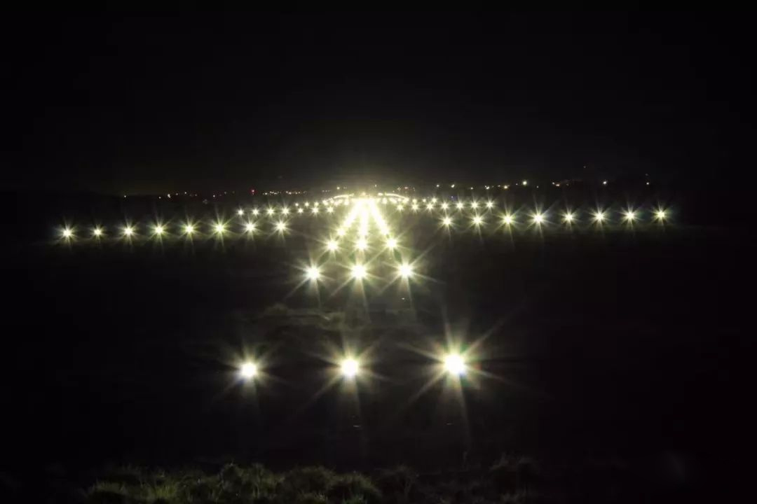 利比里亞國際機場跑道上的LED燈點亮了！