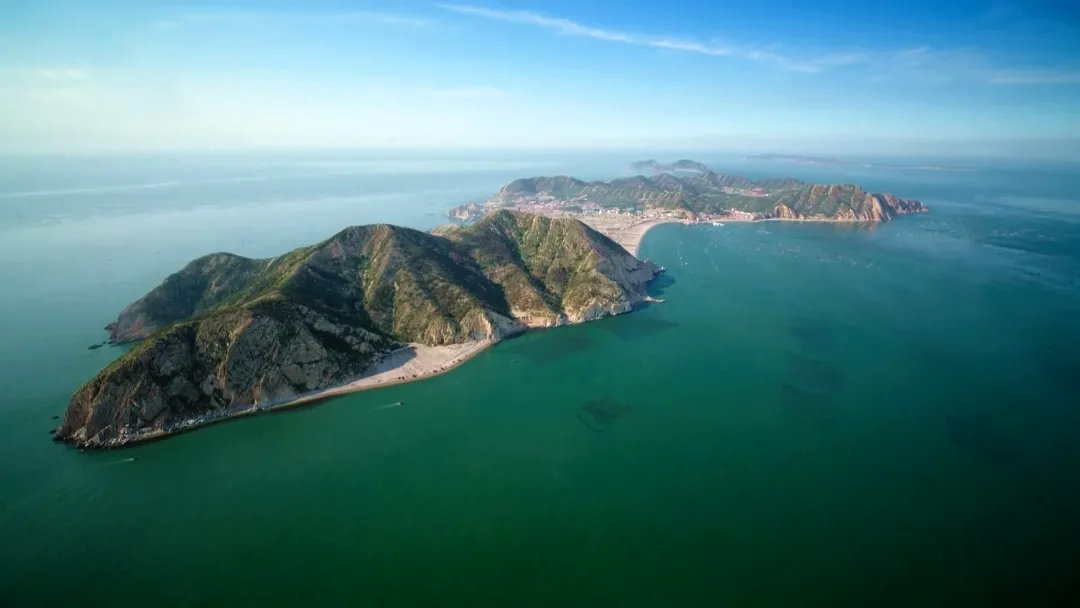 海防預(yù)警方案、海防監(jiān)測(cè)和預(yù)警監(jiān)控系統(tǒng)適合采用制冷型光電轉(zhuǎn)臺(tái)球型攝像機(jī)作為前端硬件